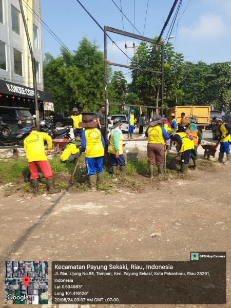 Dinas PUPR Terjunkan Puluhan Personil dan Alat Berat Gelar Goro Massal dalam Rangka Hari Jadi Pekanbaru ke-240