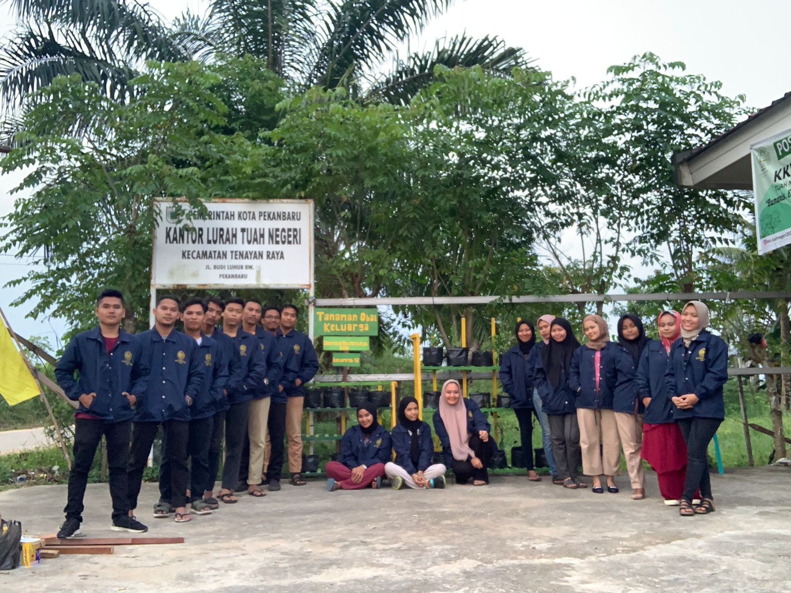 Mahasiswa KKN Kelompok 18 UMRI Budidayakan Tanaman Toga di Kelurahan Tuah Negeri