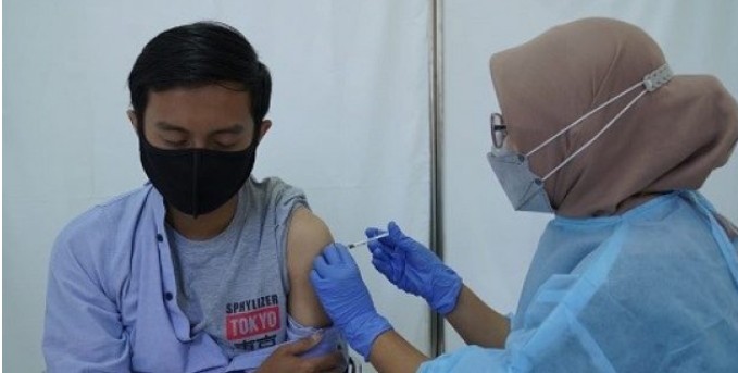 Vaksinasi Covid-19 kepada Dosen, Tenaga Kependidikan, dan Purnatugas di Lingkungan ITB