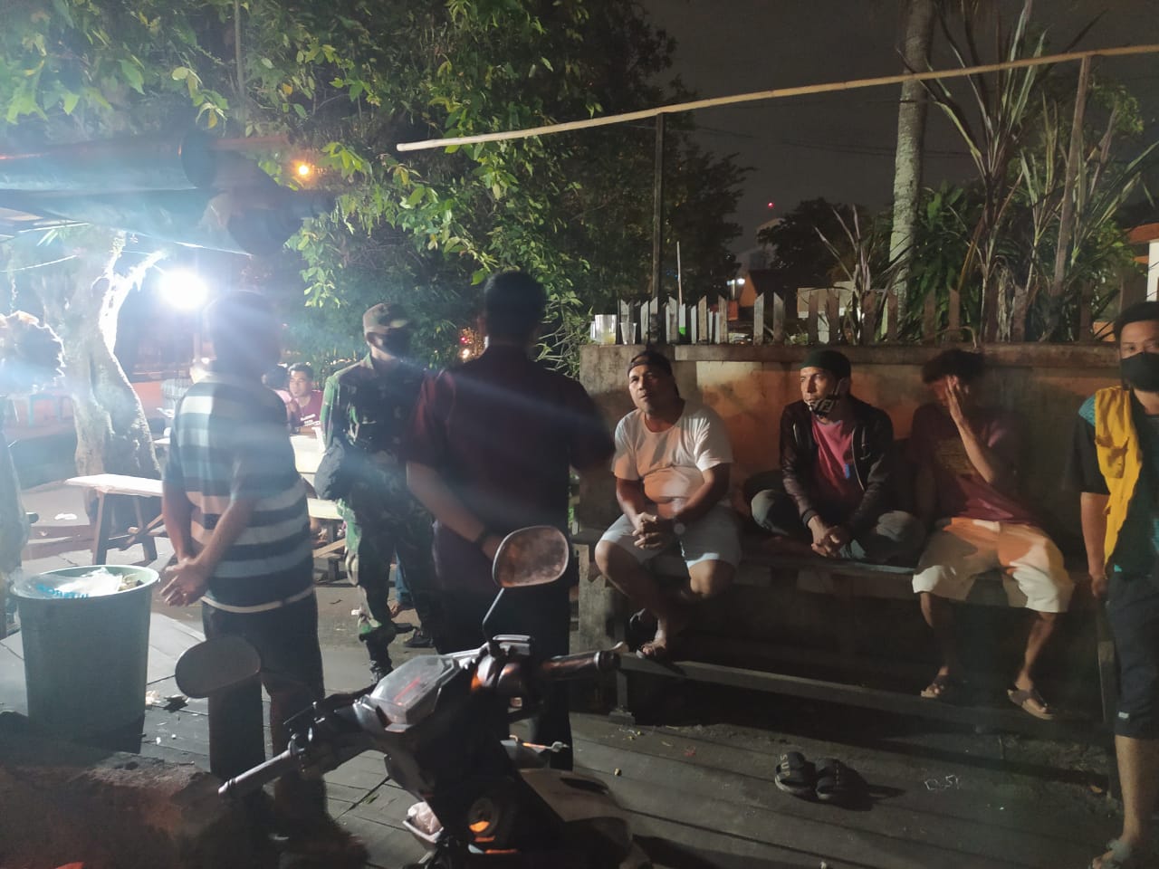 Pastikan Warga Terapkan Prokes, H+1 IdulFitri 1442 H, Babinsa Gelar Patroli PPKM 
