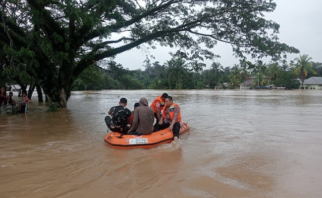 Pemprov Riau Salurkan Bantuan 19,7 Ton Beras untuk Korban Banjir