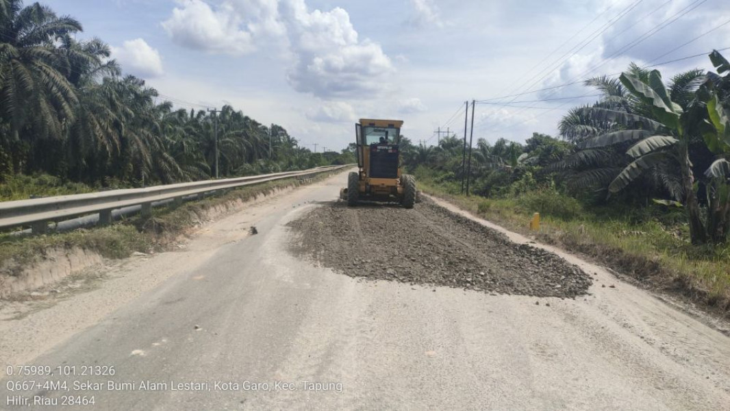 Pemprov Riau Perbaiki Jalan Berlubang di Ruas Kandis-Tapung