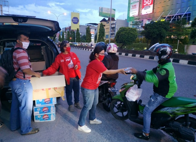 Tebar Solidaritas, PSI Riau Bagikan 500 Paket Takjil Gratis dan Masker
