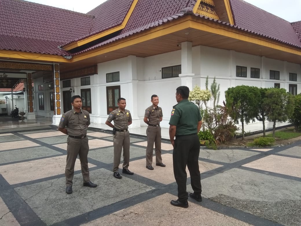 Babinsa Kelurahan Kota Tinggi Patroli & Cek Standarisasi Pengamanan Rumah Dinas Wagubri
