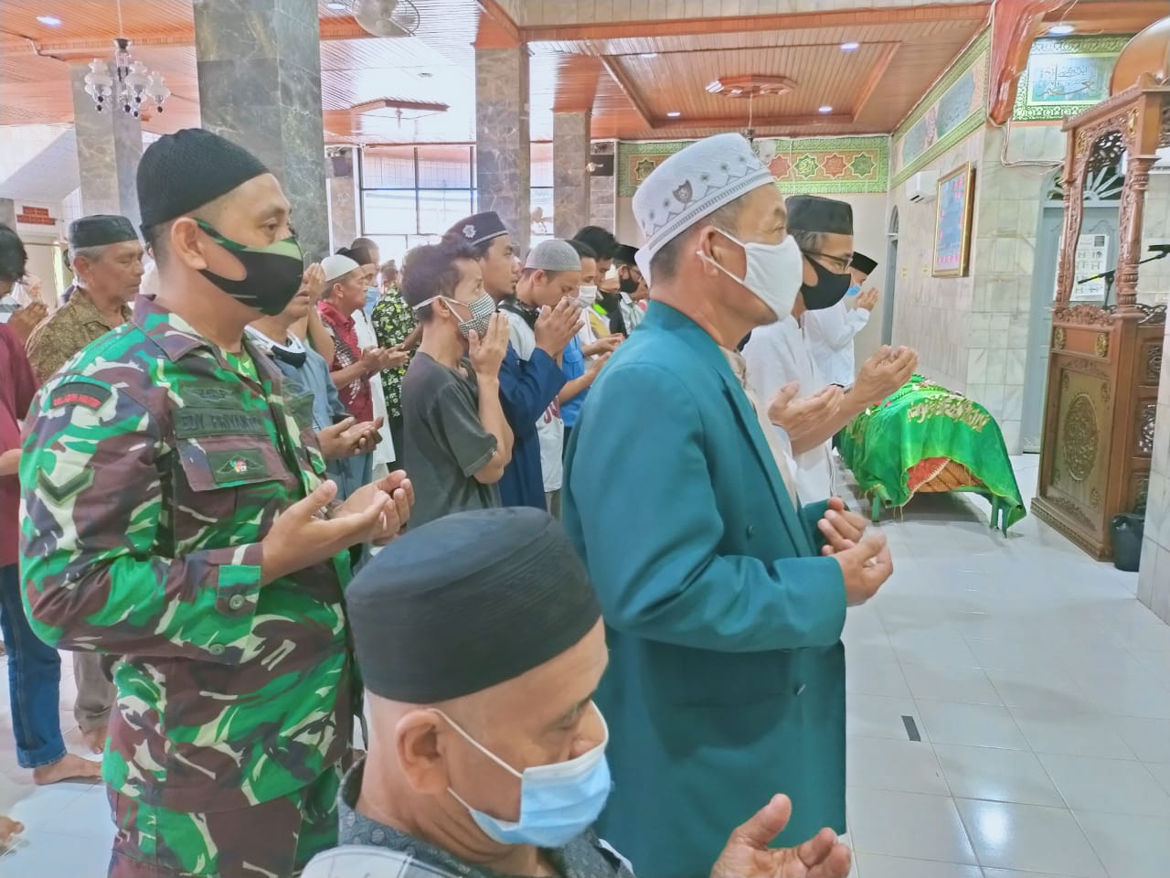 Takziah ke Warga Binaan, Babinsa Imbau Penggunaan Masker