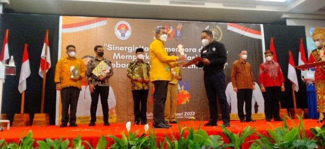 HPN di Kendari Gubernur Riau Terima Penghargaan Inisiator Olahraga 2022