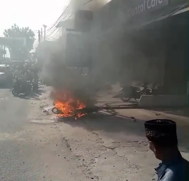 Tabrak Pejalan Kaki di Bukit Raya, Jambret Diamuk Massa, Motor Dibakar