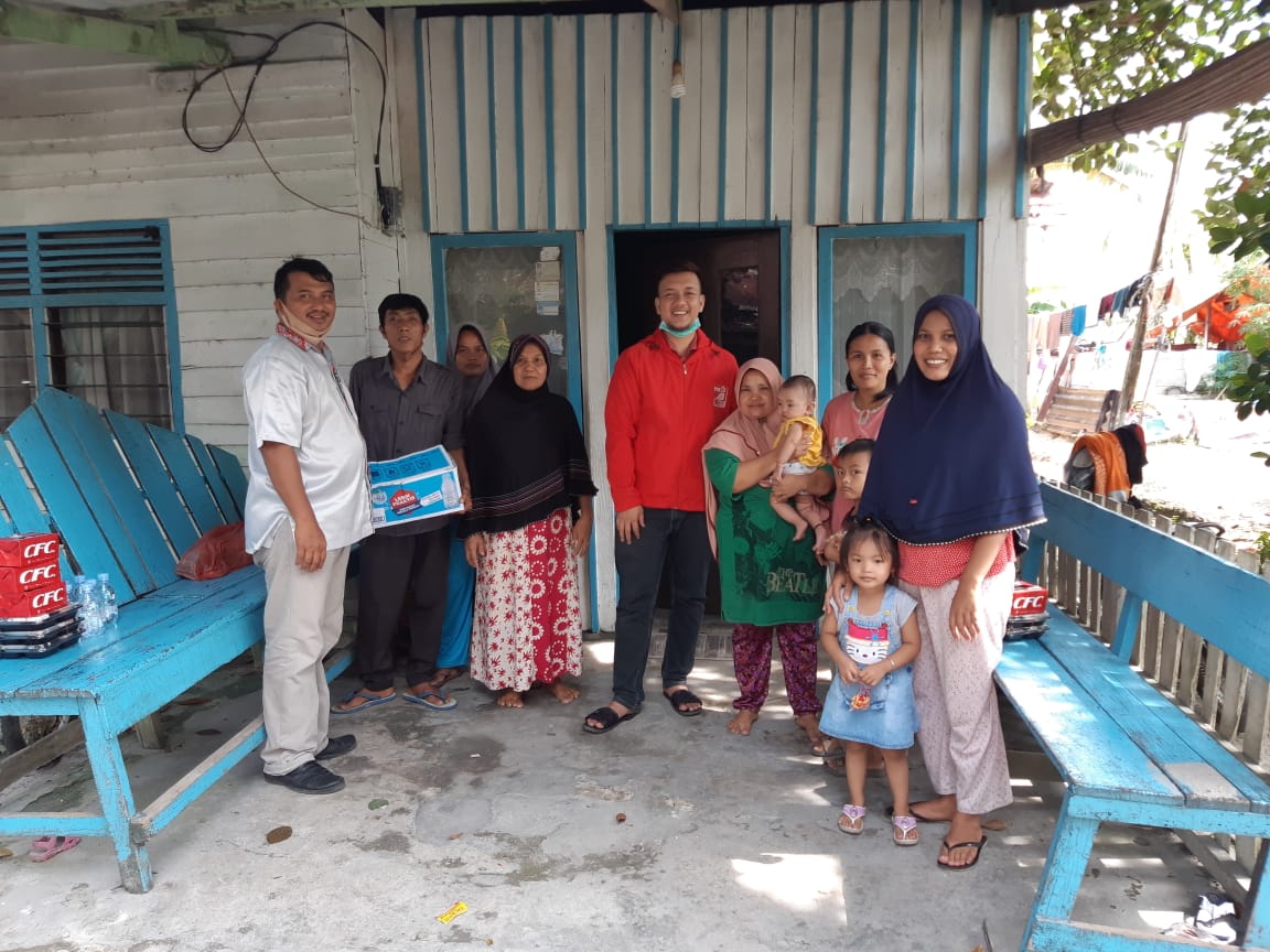 Tebar Solidaritas, Kader PSI Riau Berbagi Makanan