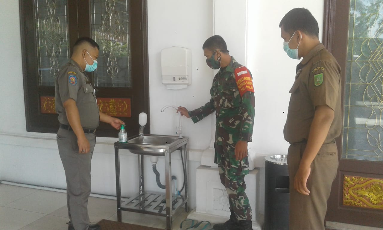 Babinsa Cek dan Monitoring Prokes di Pos Jaga Kediaman Wagubri 
