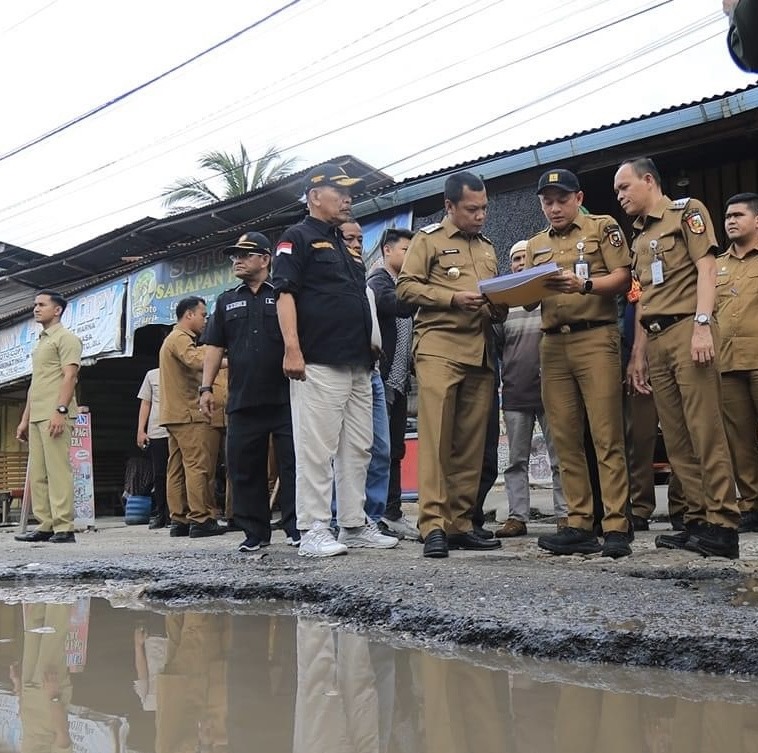 Usai Tinjau Jalan Rusak, Pj Wali Kota Pekanbaru Pastikan Perbaiki Secara Bertahap