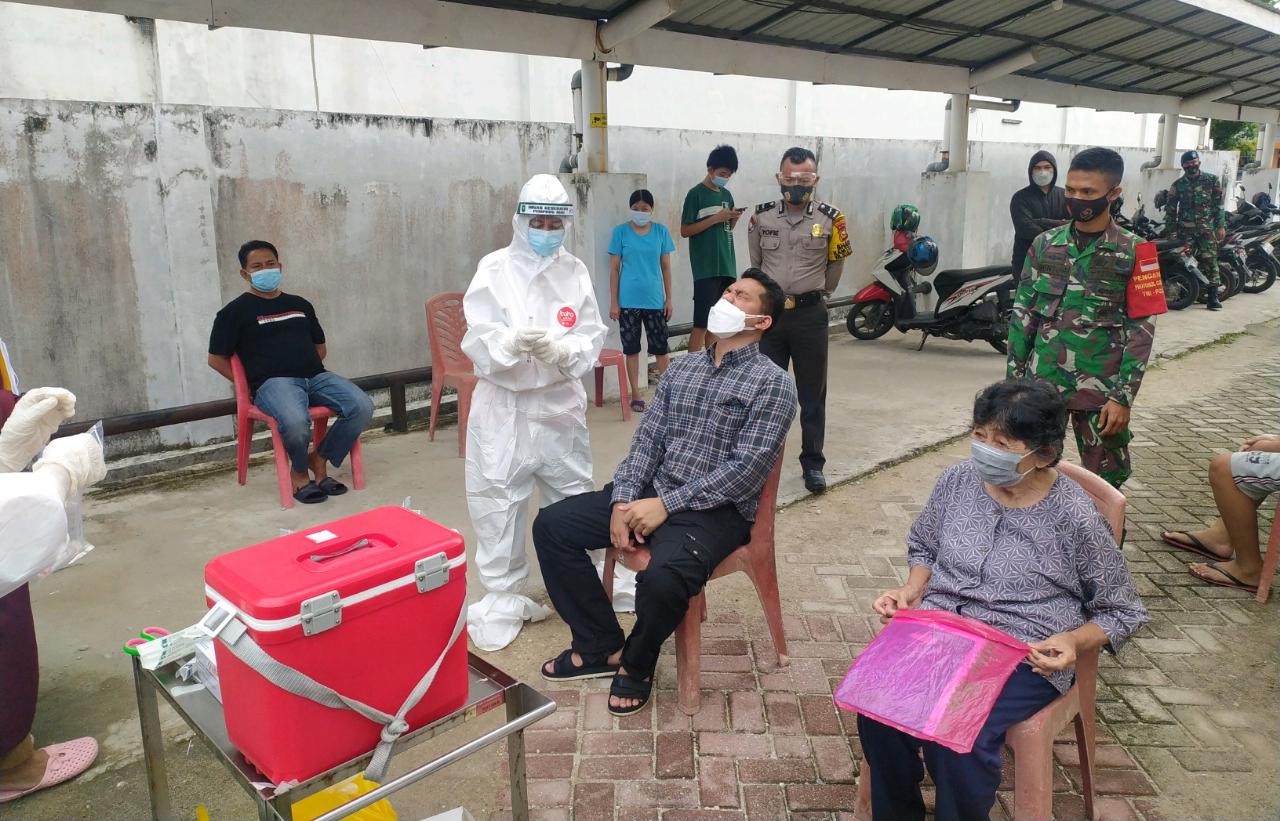 Babinsa Monitoring  dan Dampingi  Warga Gelar Swab PCR di Puskesmas Kota 