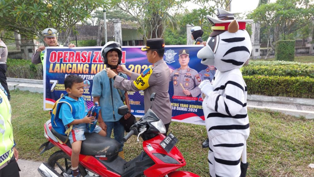 Pimpin Operasi Zebra Lancang Kuning, Kapolresta Pasangkan Helm Pengendara