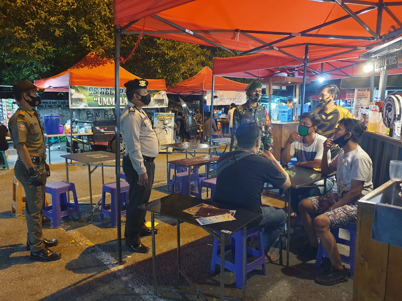 Babinsa Sosialisasi 3 M 1 H Saat Penegakan Disiplin Prokes 