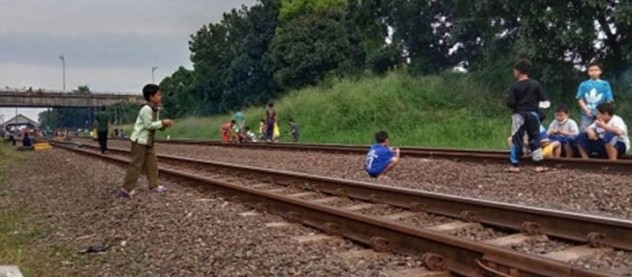 PT. KAI Daop 2 Bandung Larang Masyarakat Ngabuburit di Jalur Kereta Api