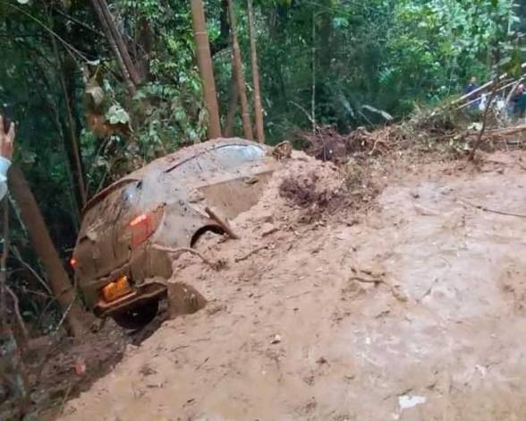 Ada Longsor, Jalan Riau-Sumbar Sekitar Kelok Sembilan Putus
