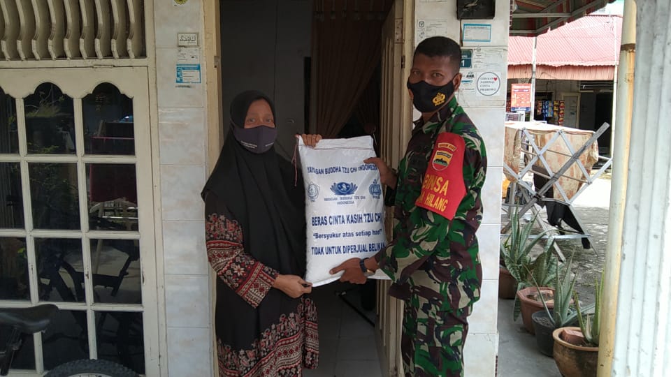 Sertu Khairuddin Salurkan Bantuan Sembako ke Gang Hidayah