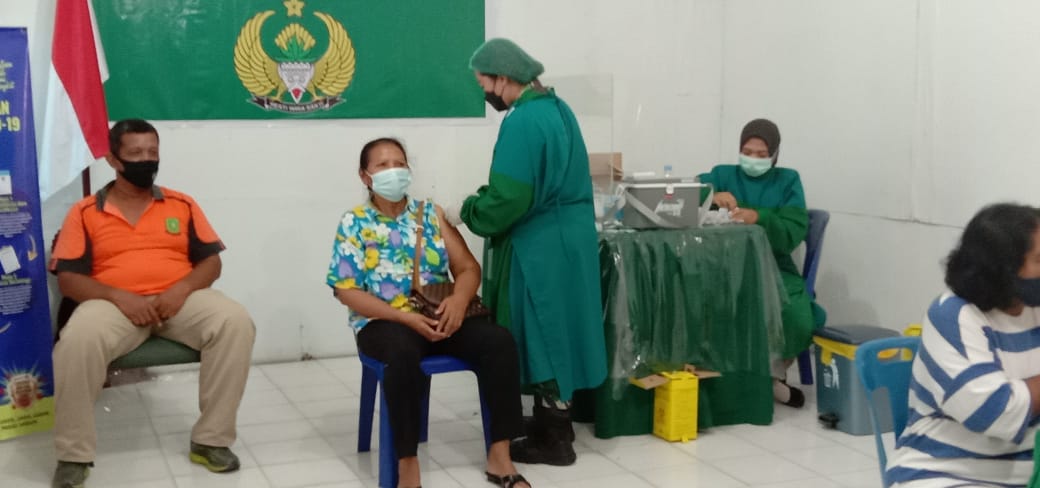 Babinsa Kelurahan Sukaramai Dampingi Warga, Vaksin ke Rumah Sakit Tentara