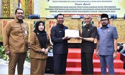 Kepala BPKAD Yulianis Hadiri Paripurna di DPRD Pekanbaru