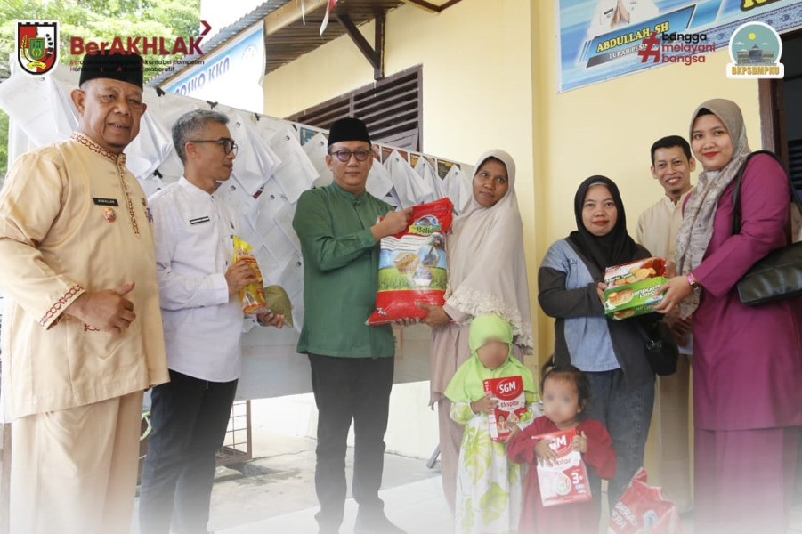 Plt Kepala BKPSDM Salurkan Bantuan Makanan di Kelurahan Pesisir