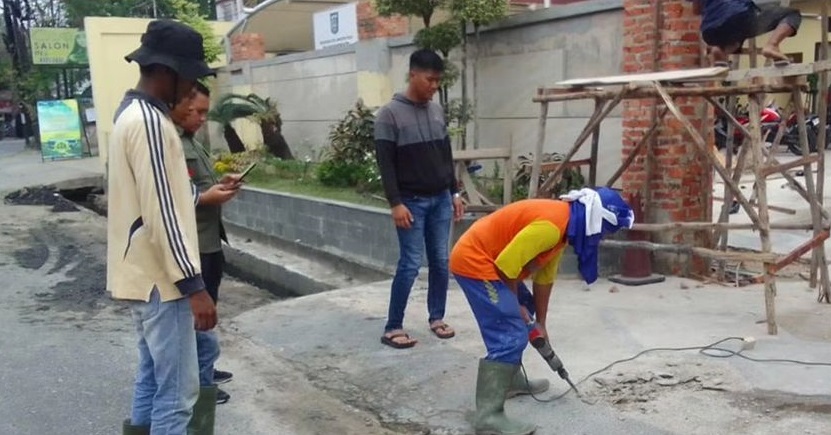 Dinas Perkim Bersihkan Drainase di Kecamatan Senapelan