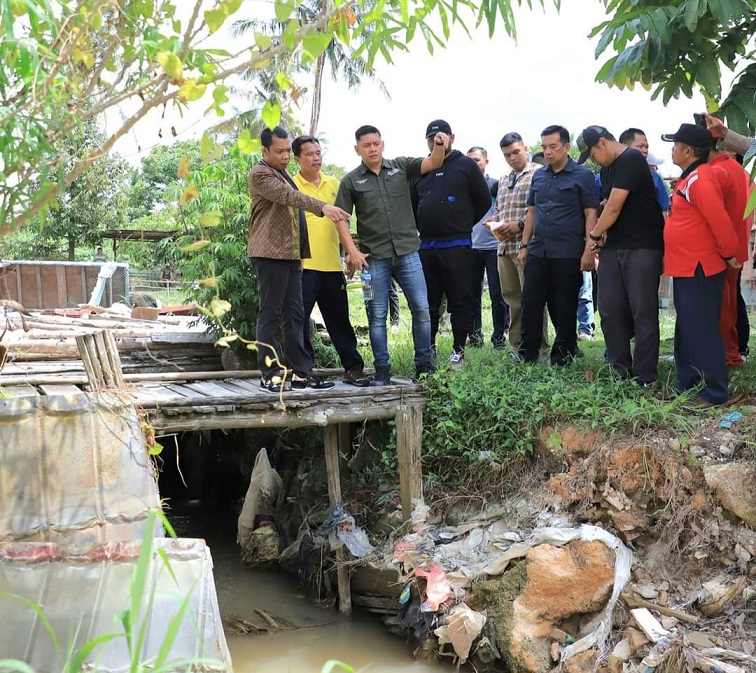 Plt Kadis PUPR Pekanbaru Dampingi Pj Wako Tinjau Normalisasi Drainase di Kelurahan Pebatuan