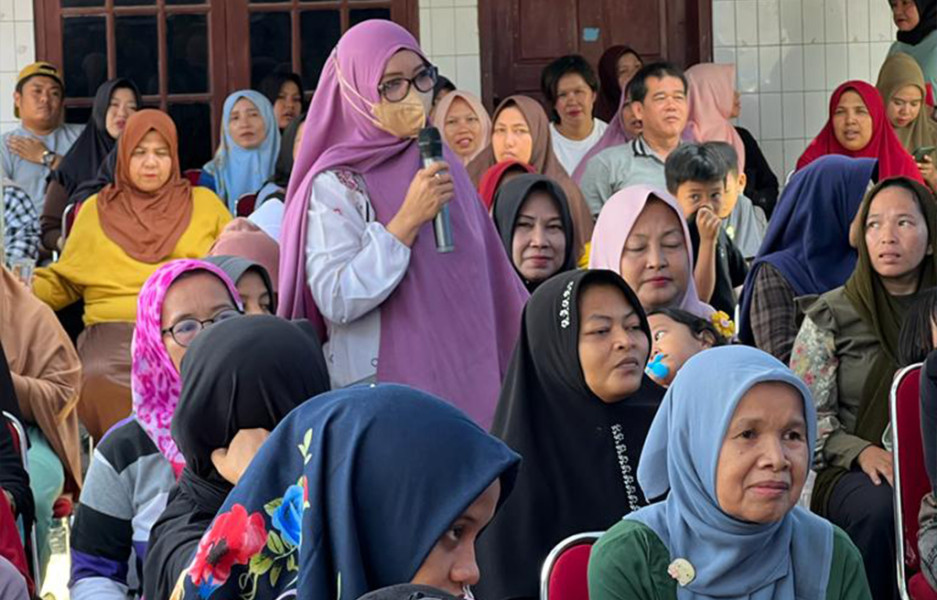 Anggota DPRD Roem Diani Dewi Laksanakan Pemyebarluasan Perda No 14 tahun 2018 di Jalan Putri Nilam
