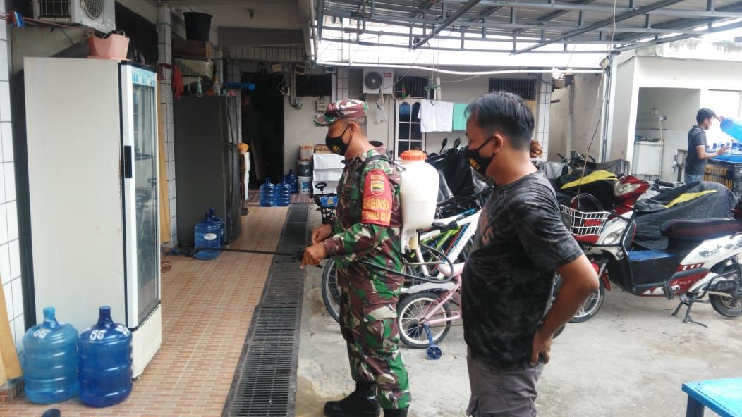 Perang Melawan Covid-19, Babinsa dan Pemuda Tanahdatar Gelar Penyemprotan dan Edukasi Pembuatan Disinfektan Mandiri