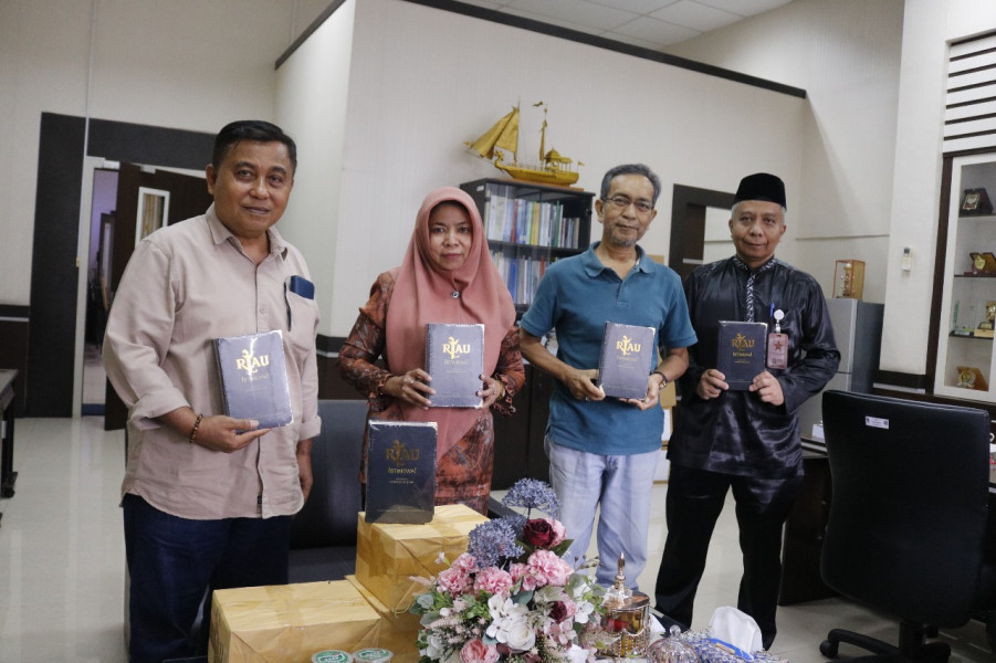 Perpustakaan Tenas Effendy Terima Hibah 20 Buku Berjudul Riau Istimewa