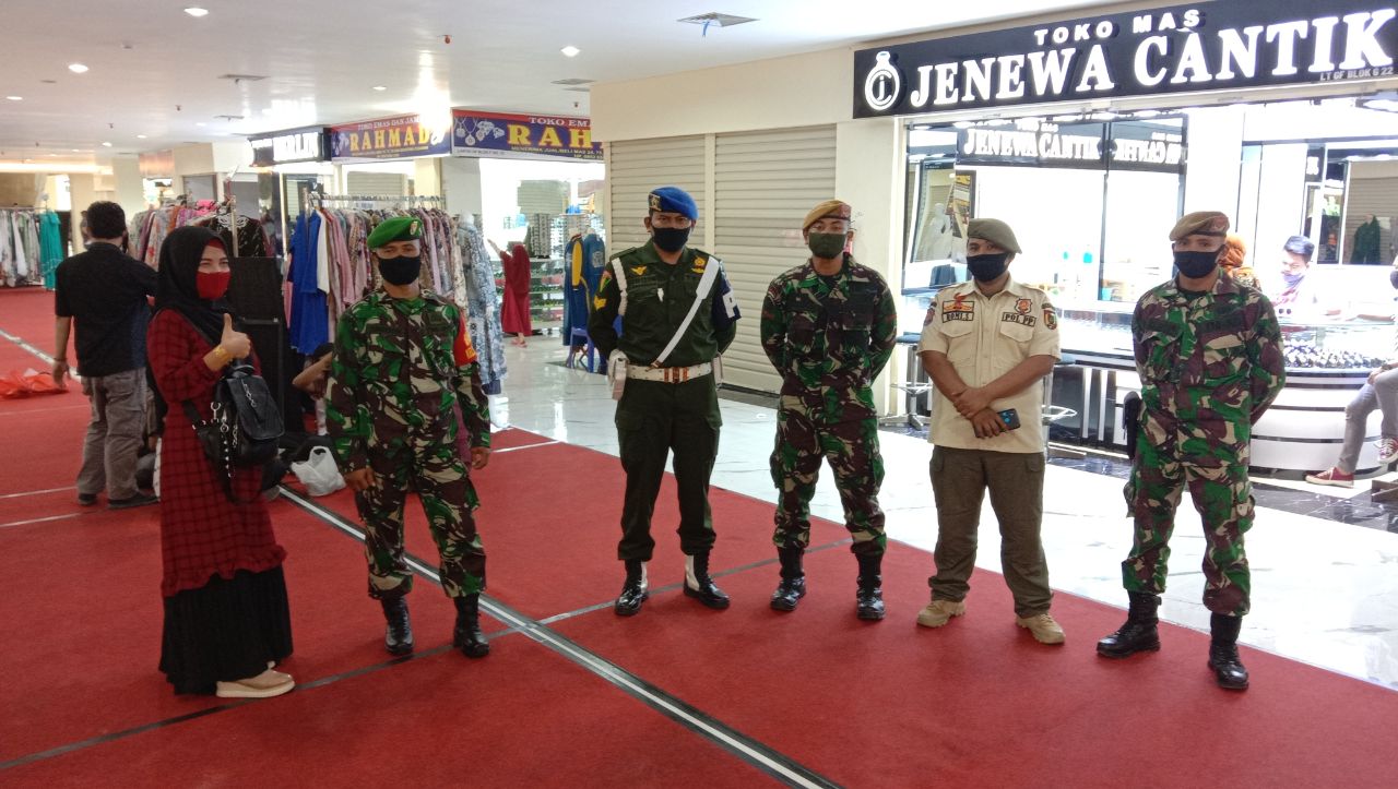 Patroli Penegakan Disiplin, Babinsa Sukaramai Imbau Warga Patuhi Prokes 