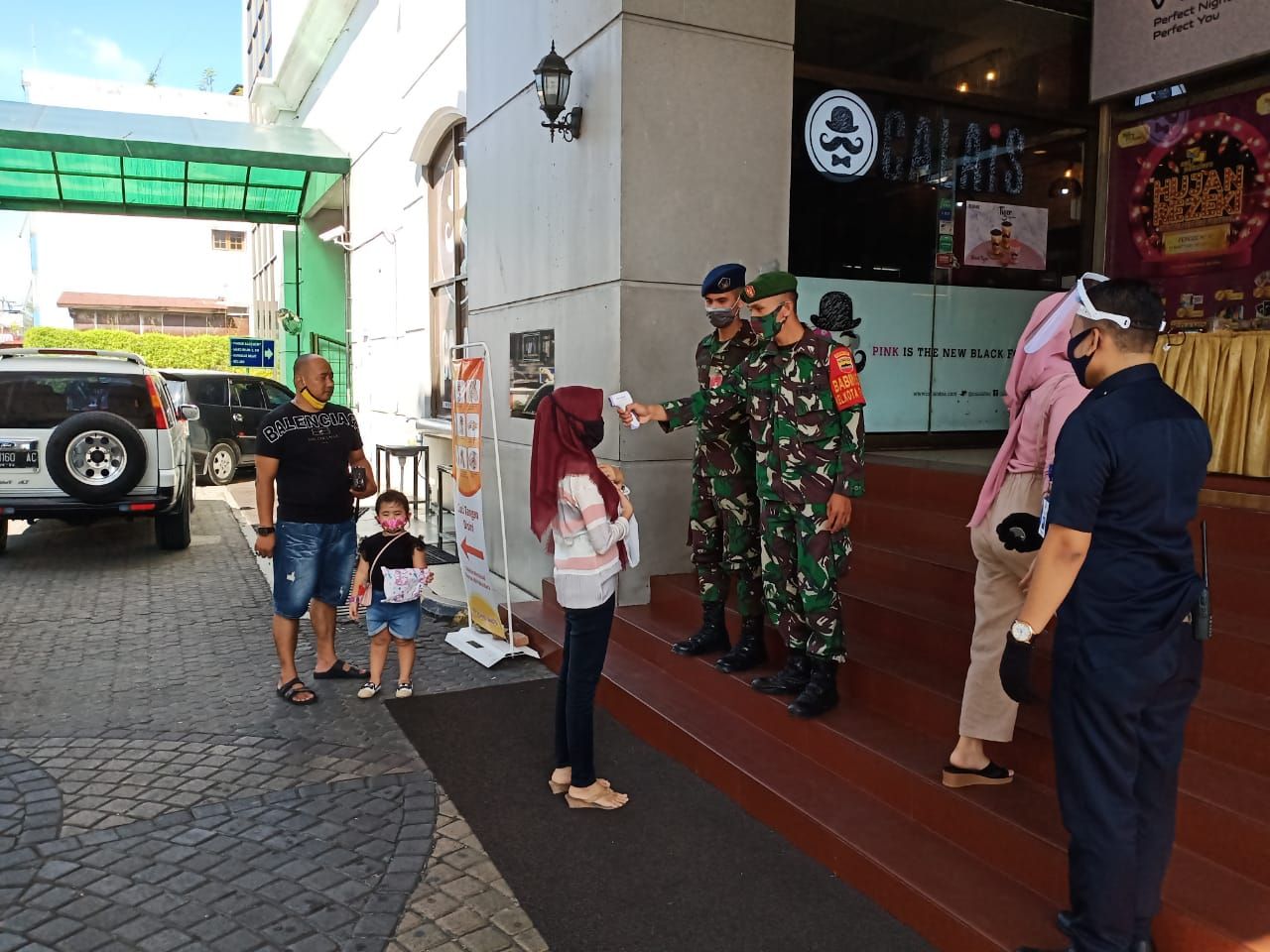 Babinsa Kota Tinggi Gelar Penegakan Disiplin Prokes di Mall Pekanbaru