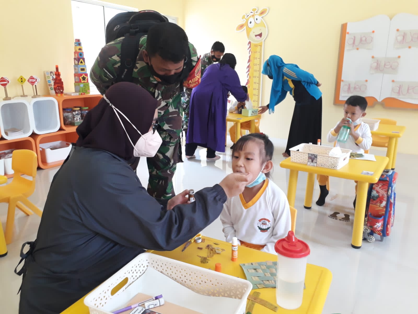 Serda Khairuddin Dampingi Nakes Berikan Obat Cacing ke TK Bhayangkara
