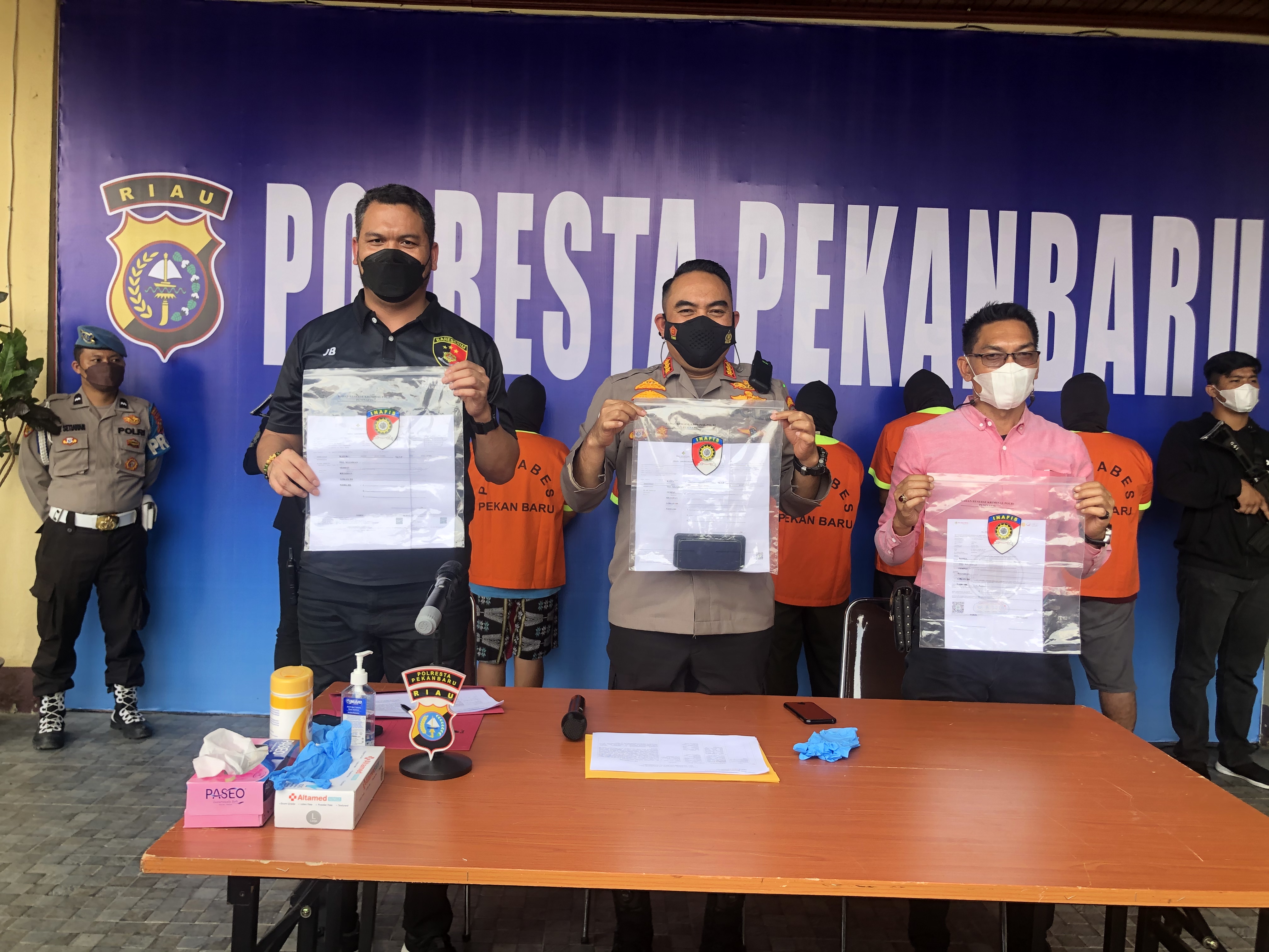 Sat Reskrim Mapolresta Pekanbaru Amankan Lima Orang Pelaku Pemalsuan Dokumen Swab PCR Dibandara SSQ II Pekanbaru