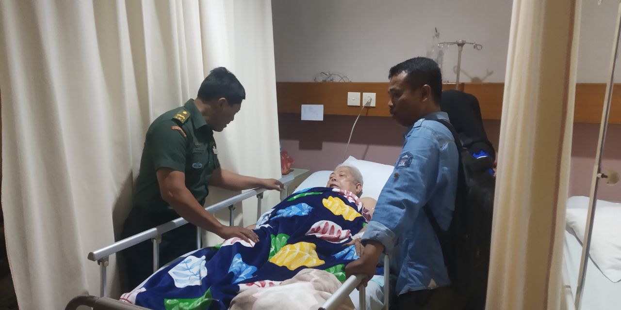 Kepedulian Babinsa Sukaramai,  Besuk Ketua RW 06 di RS Santa Maria