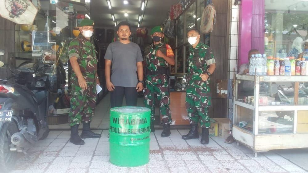Babinsa Koramil 02 Kota Distribusikan Tong Sampah Pada Pelaku Usaha di Kelurahan Sukaramai