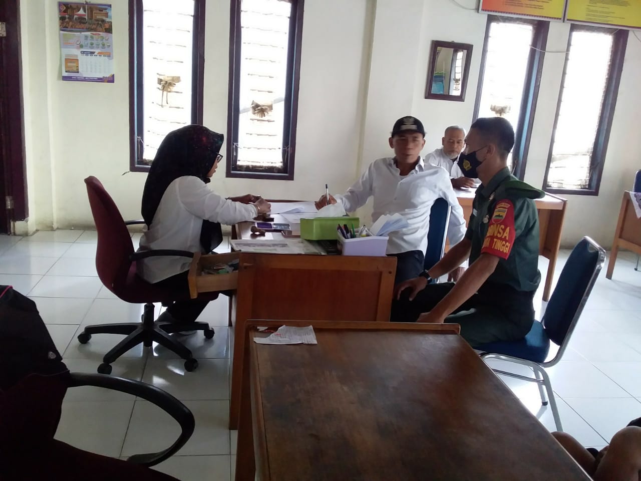 Komsos ke Kantor Lurah, Babinsa Bahas Kamtibmas saat Ramadan 1443/2022
