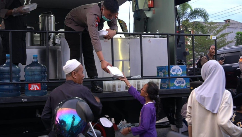 Dapur Lapangan, Polda Riau Siapkan Makanan untuk Korban Banjir