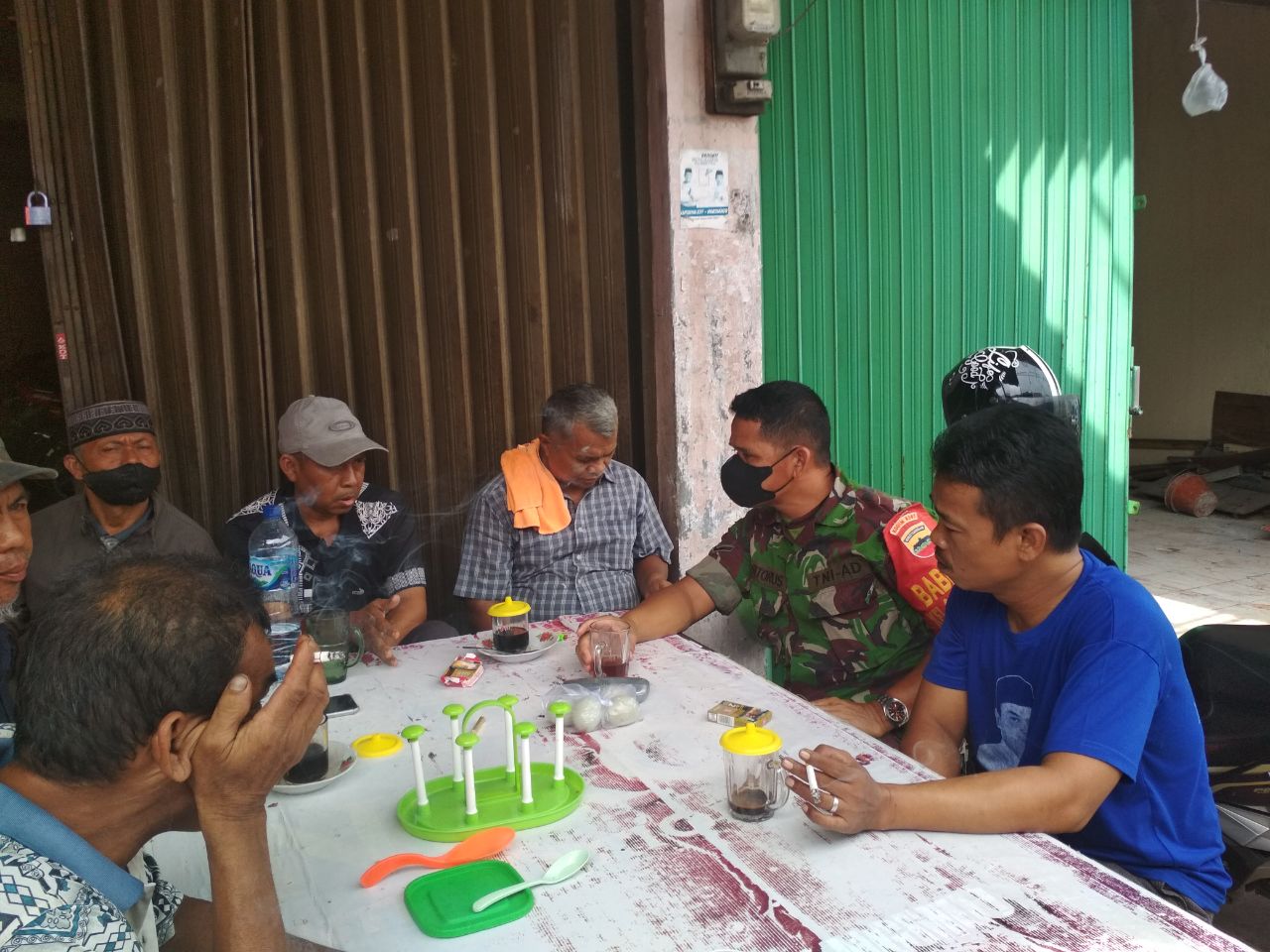 Komsos dengan  Warga RW 07, Babinsa Bahas Kamtibmas dan Kebersihan Lingkungan 
