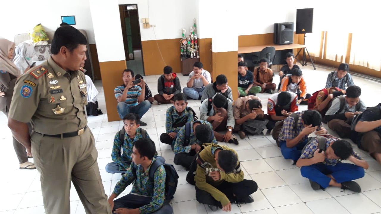 Bolos Sekolah, Satpol PP 'Ganjar' Pelajar Solat Berjamaah