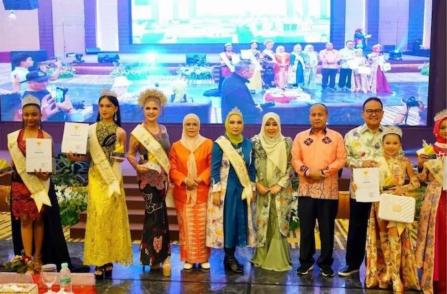 Batik Riau Jadi Sorotan di International Riau Fashion Week 2025