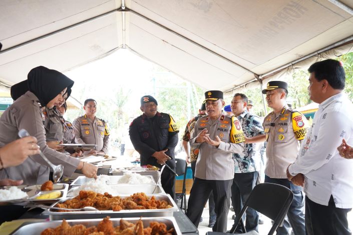 Polda Riau Bagikan Makan Bergizi untuk Siswa SDN 08 dan 09 Rumbai