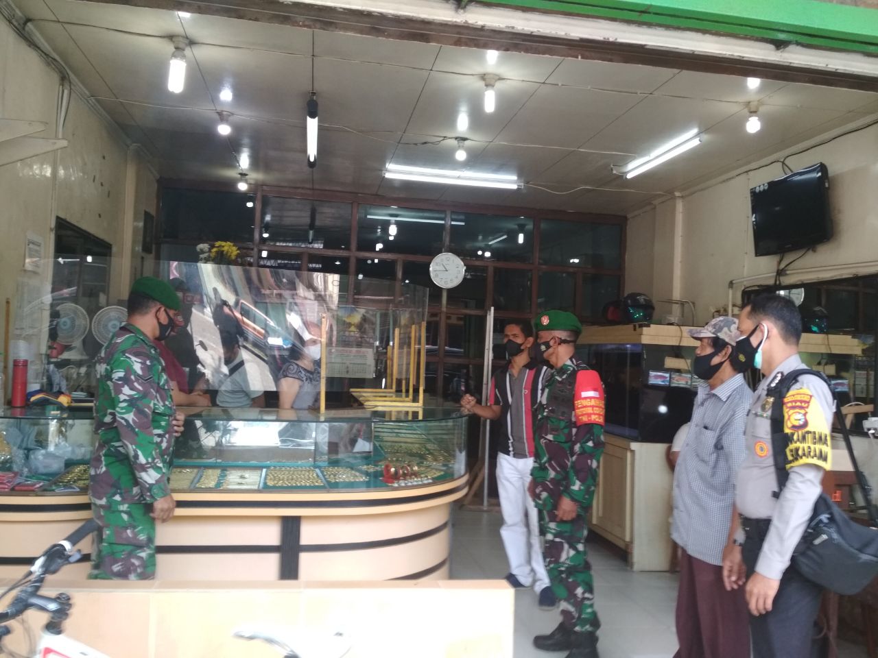 Babinsa Gelar Patroli Rutin PPKM  dan Sosialisasi Edukasi Prokes