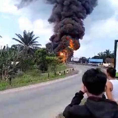 Mobil Tangki Berisi BBM Diduga Milik Pertamina Terbakar di Dumai