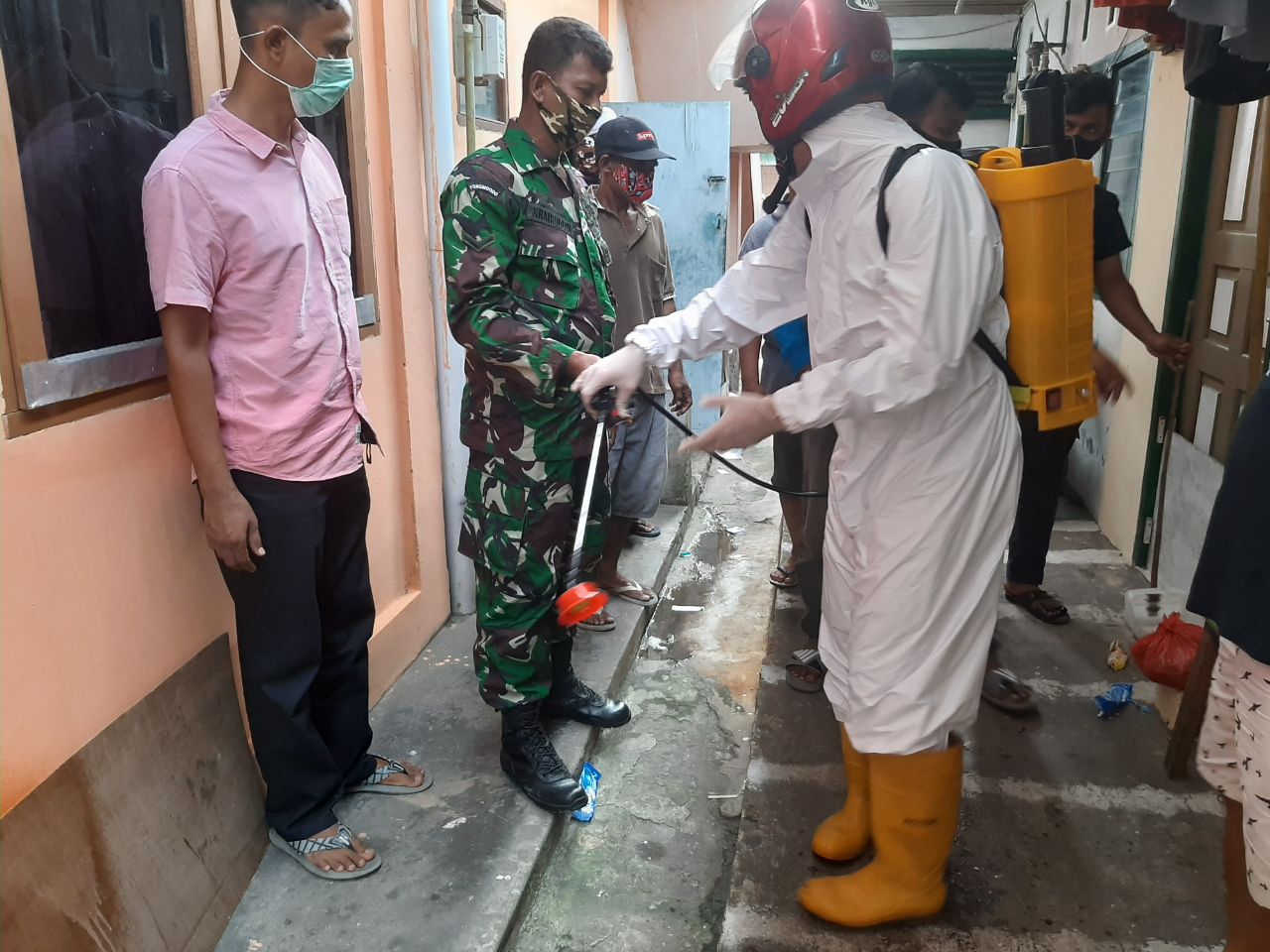 Babinsa Bersama Warga Goro dan  Semprotkan Cairan Disinfektan 