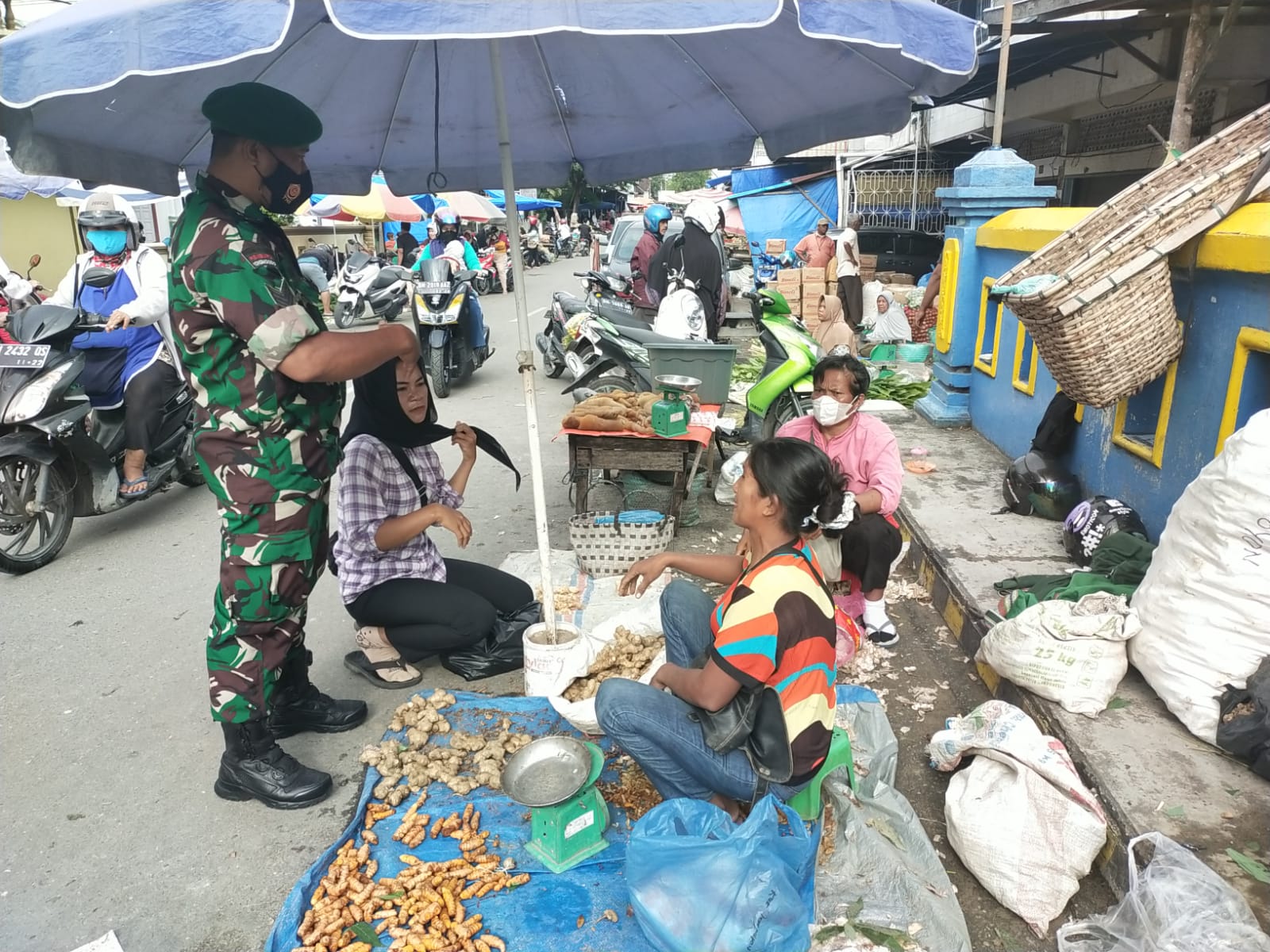 Patroli Wilayah Babinsa Kelurahan Tanah Datar Edukasi dan Sosialisasi  Prokes 