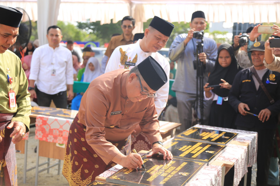 Gubernur Riau Resmikan 8 Unit Sekolah Baru