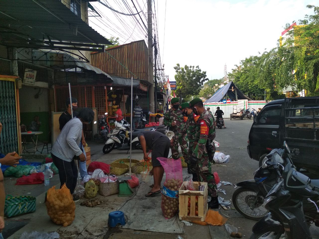 Babinsa Kotabaru Imbau Warga Gunakan Masker 