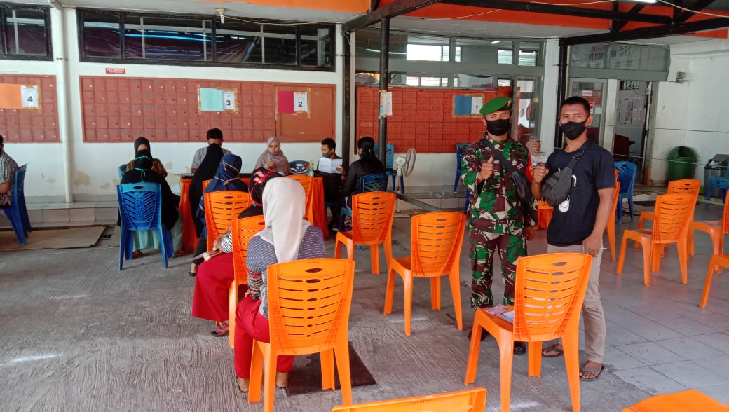 Babinsa Sukaramai Dampingi Warga Terima BST di Kantor Pos