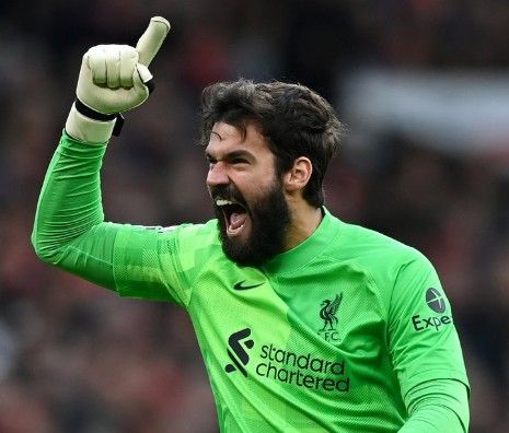 Kiper Liverpool Alisson Terancam Absen Panjang Akibat Cedera Hamstring