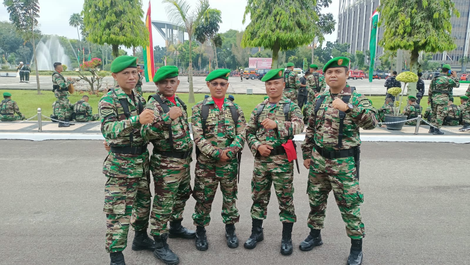 Babinsa Hadiri Upacara Hari Juang TNI AD ke 77 di Halaman Kantor Gubernur Riau 