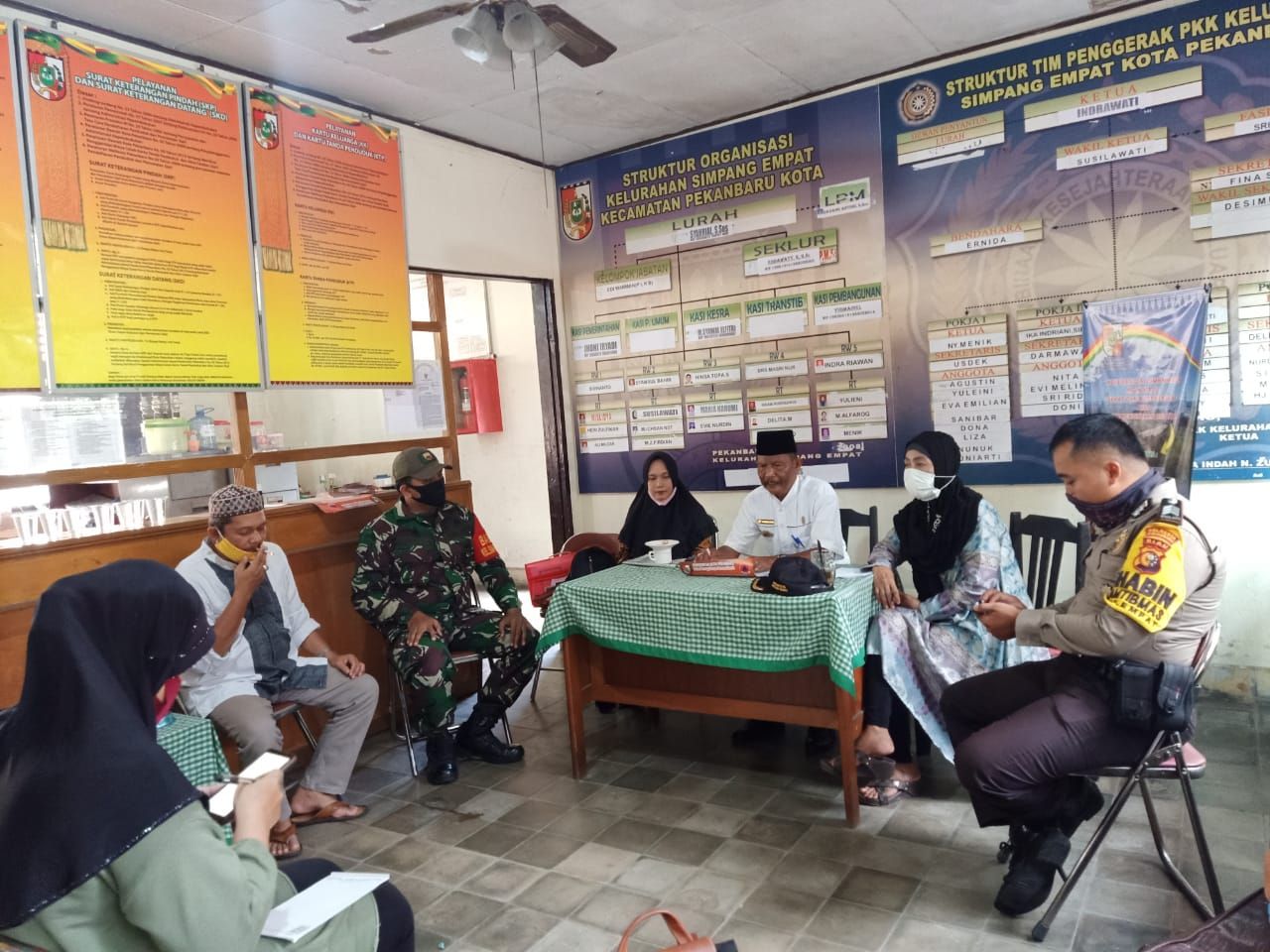 Babinsa Hadiri Rapat Pendataan Warga Tak Mampu di Kantor Lurah 
